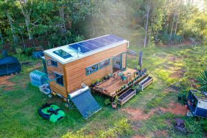 OFF-THE-GIRD-TINY-HOUSE-REVISITED-9-of-11